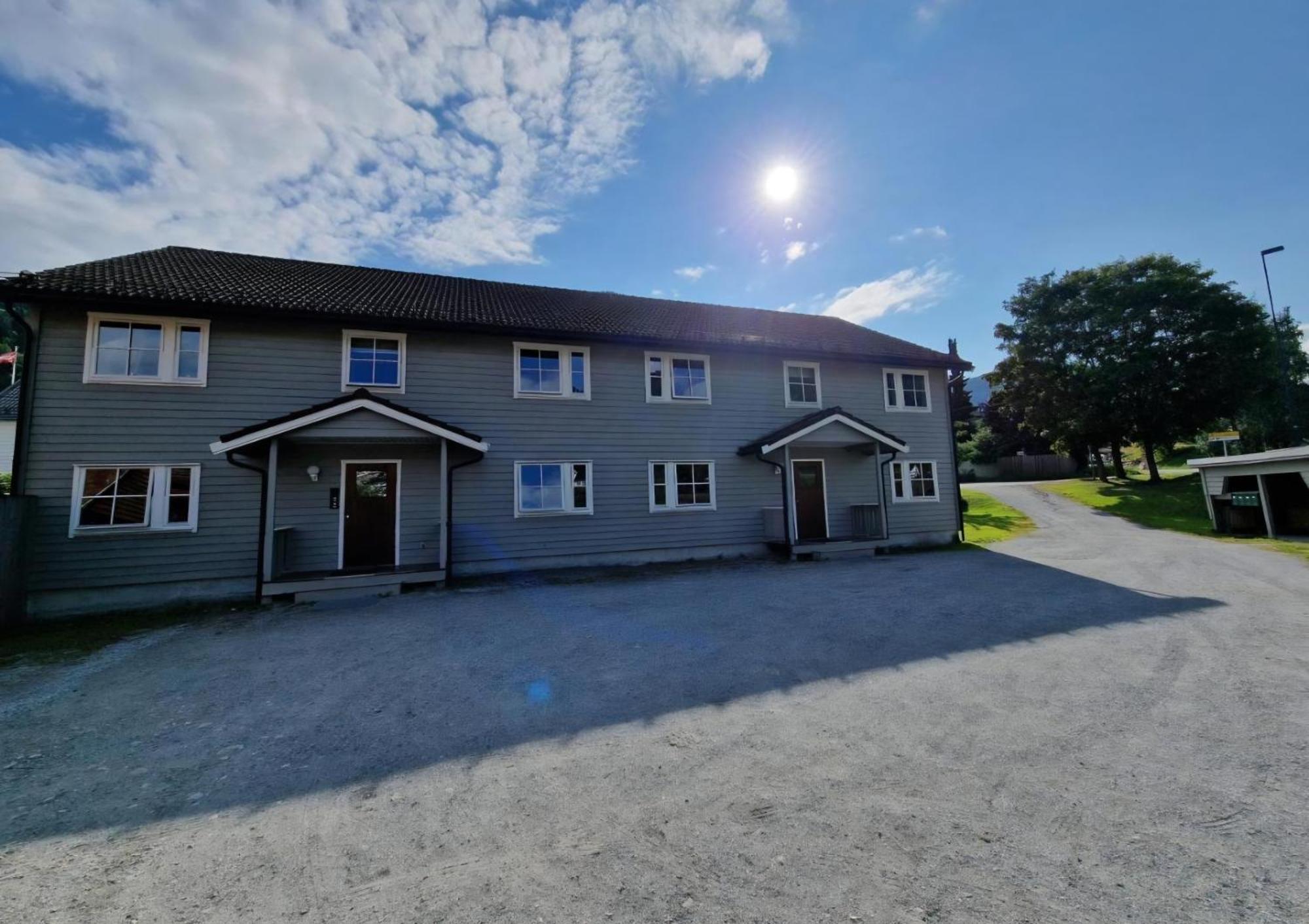 Rom Sentralt I Sogndal Hostel Exterior photo